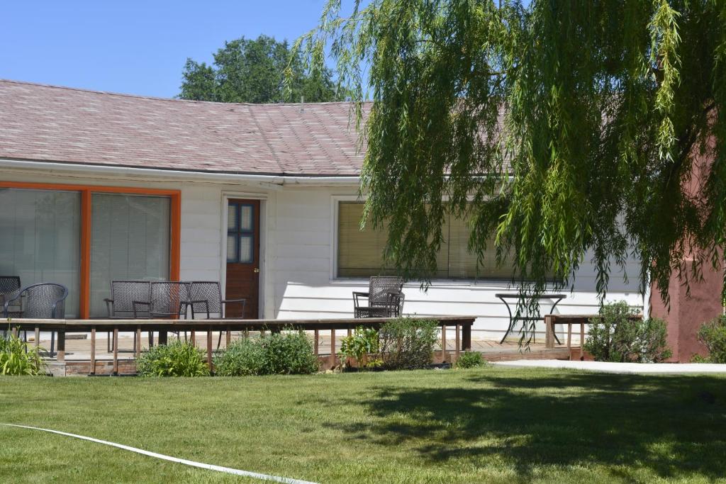 a house with a picnic table and chairs in the yard at Retro Inn at Mesa Verde in Cortez