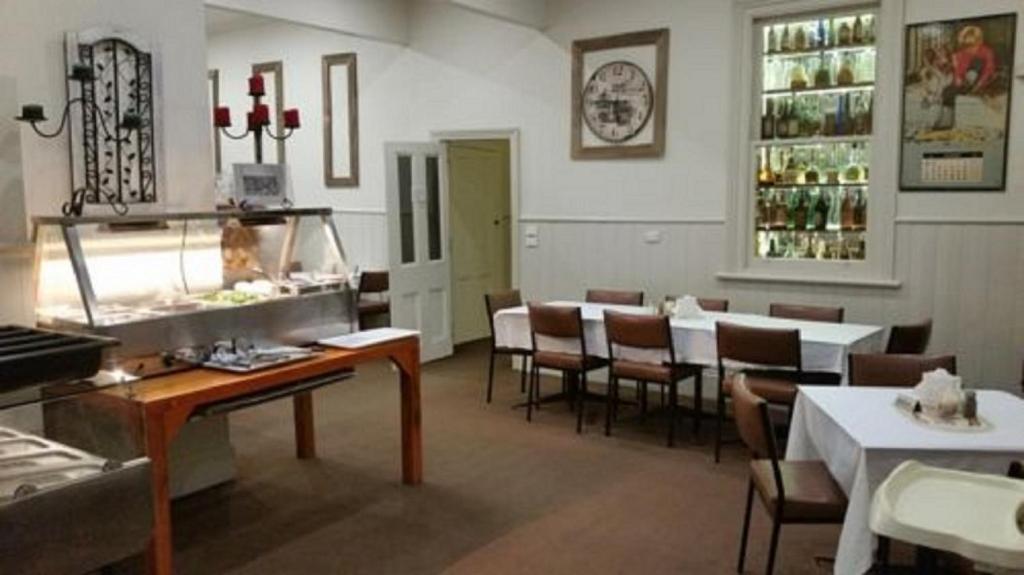 restauracja z jadalnią ze stołami i krzesłami w obiekcie Royal Hotel Snake Valley w mieście Snake Valley