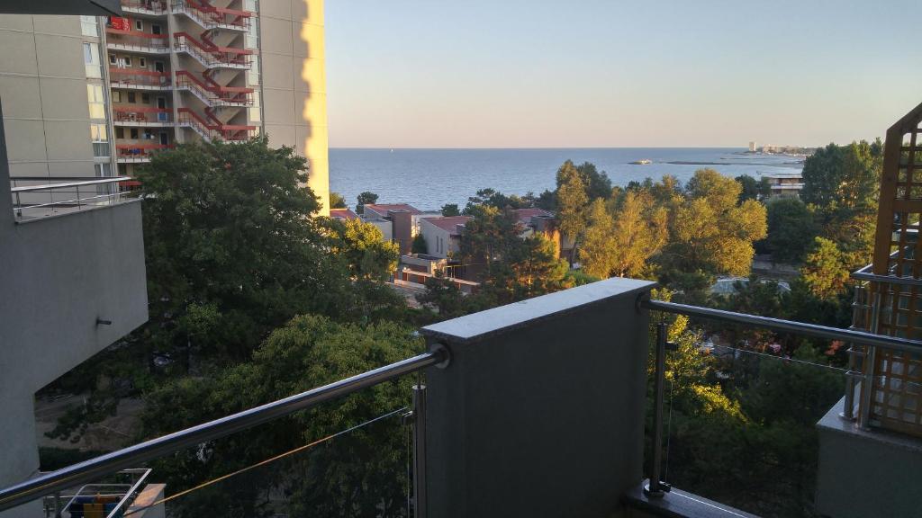 vistas al océano desde el balcón de un edificio en Sara Sea View Olimp en Olimp