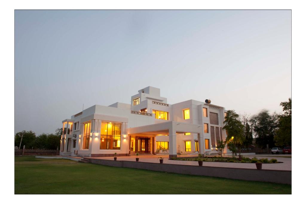 un gran edificio blanco con luces encendidas en Lariya Resort, en Jodhpur