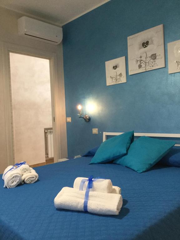 ein blaues Schlafzimmer mit Handtüchern auf dem Bett in der Unterkunft Villa Luisa in Tropea