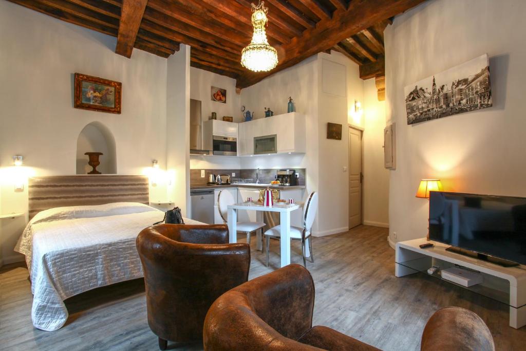 サルラ・ラ・カネダにあるL'Alcoveのリビングルーム(ベッド1台、テーブル、椅子付)