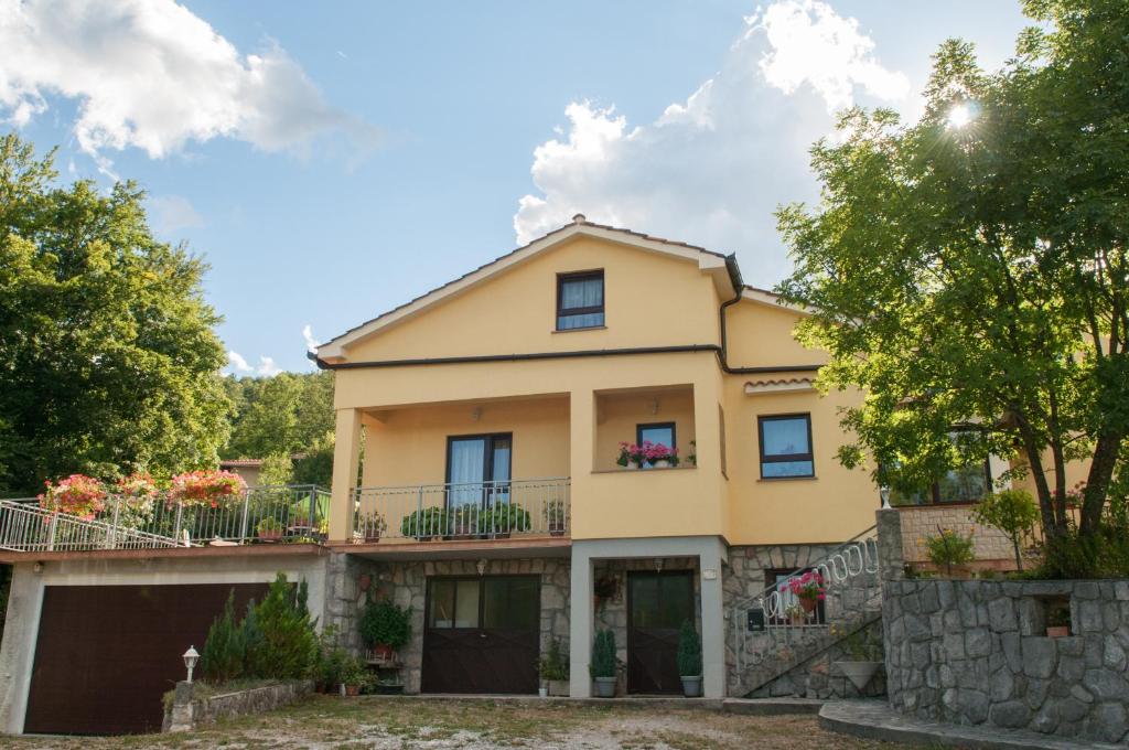 Villa mit Blick auf das Haus in der Unterkunft Apartment Tre Rose in Zvoneće