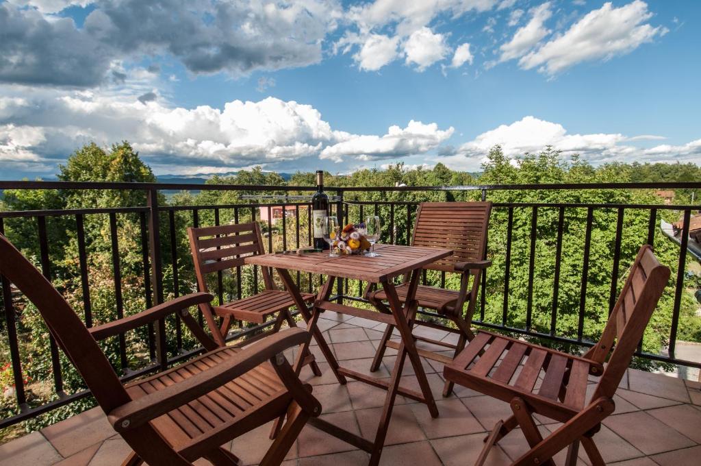 a patio with a table and chairs on a balcony at Apartment Tre Rose in Zvoneće