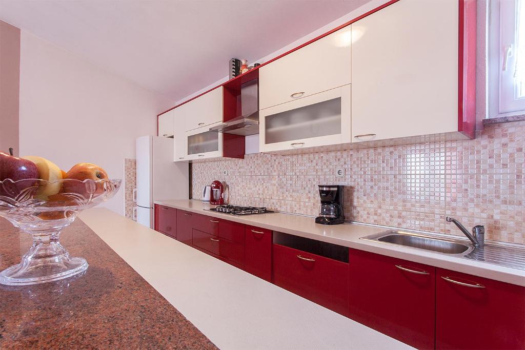 Kuchyň nebo kuchyňský kout v ubytování Villa Viktorija