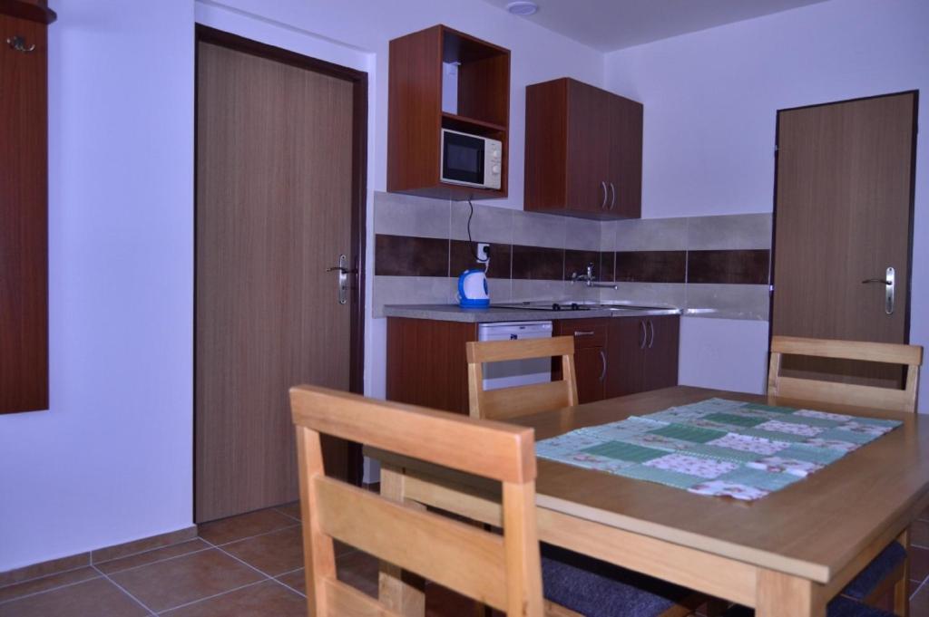 Kuchyň nebo kuchyňský kout v ubytování Promenád apartmány