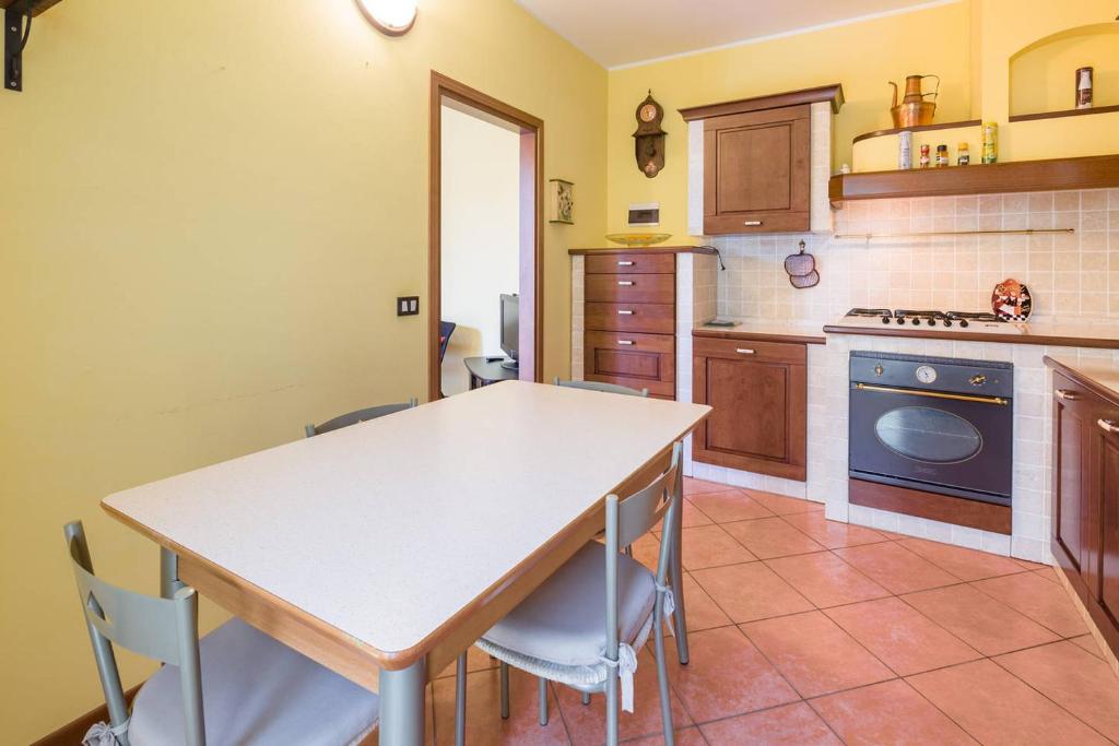 A kitchen or kitchenette at Omas Haus