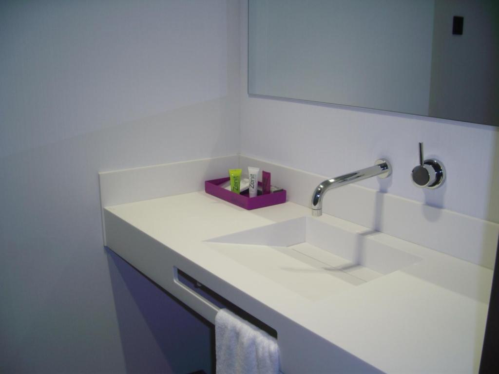 a bathroom with a sink and a mirror at Zenit Vigo in Vigo