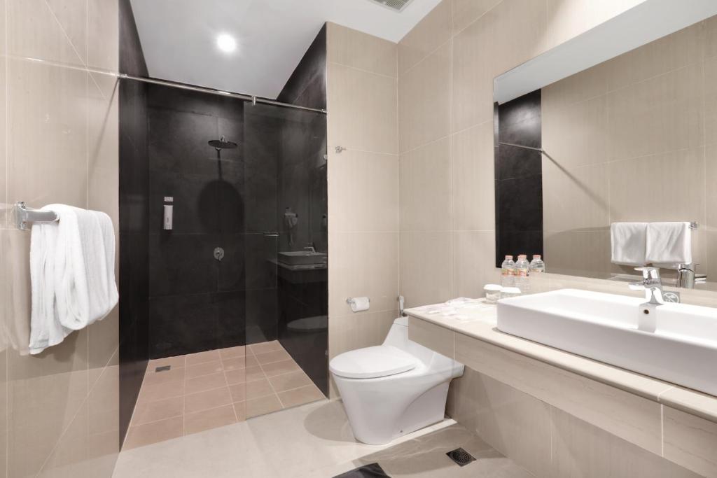 Koupelna v ubytování favehotel S. Parman Medan