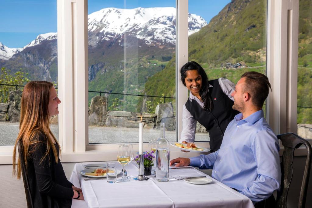 Nespecifikovaný výhled na hory nebo výhled na hory při pohledu z hotelu