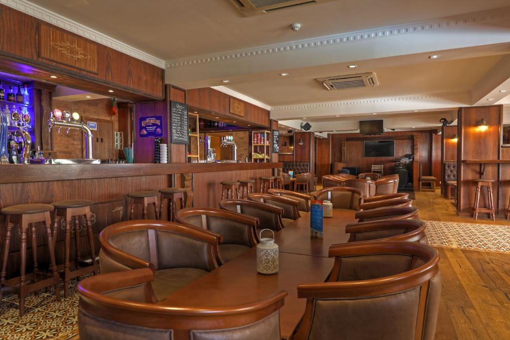 El salón o zona de bar de Aparthotel Paladim & Alagoamar