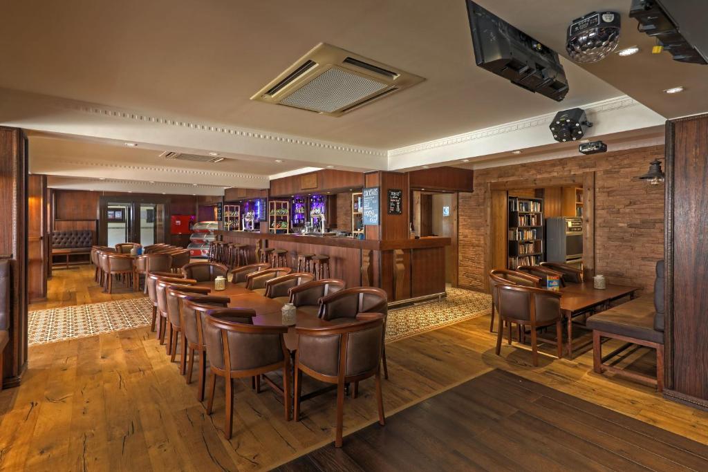 El salón o zona de bar de Aparthotel Paladim & Alagoamar