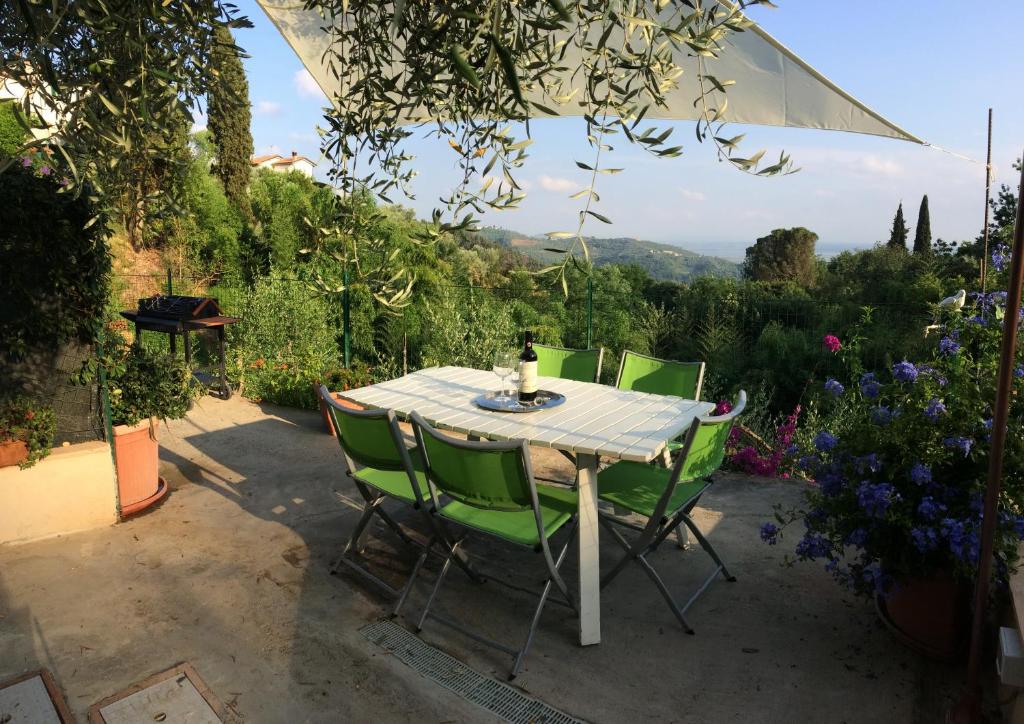 a table and chairs sitting on a patio at La casina delle rondini in Corsanico-Bargecchia