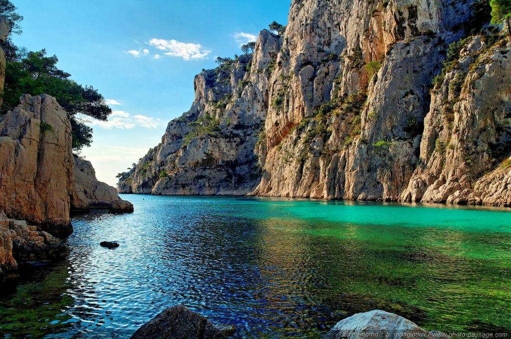 a view of a river between two rocky cliffs at Quintessens in Marseille