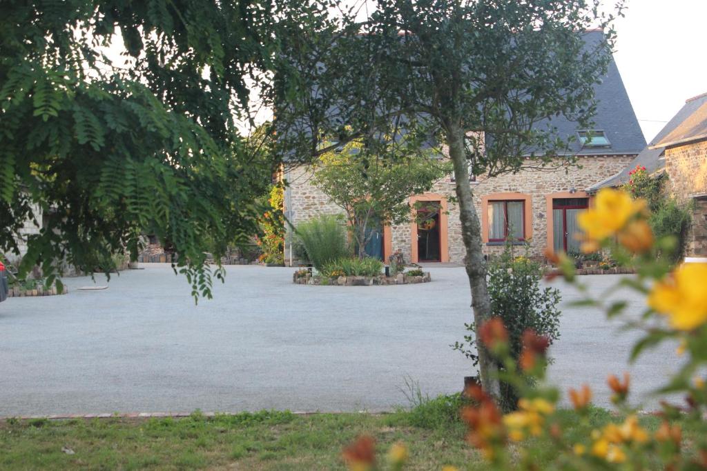 a large driveway in front of a building at Chambres Aux Bonnes Herbes in Bais