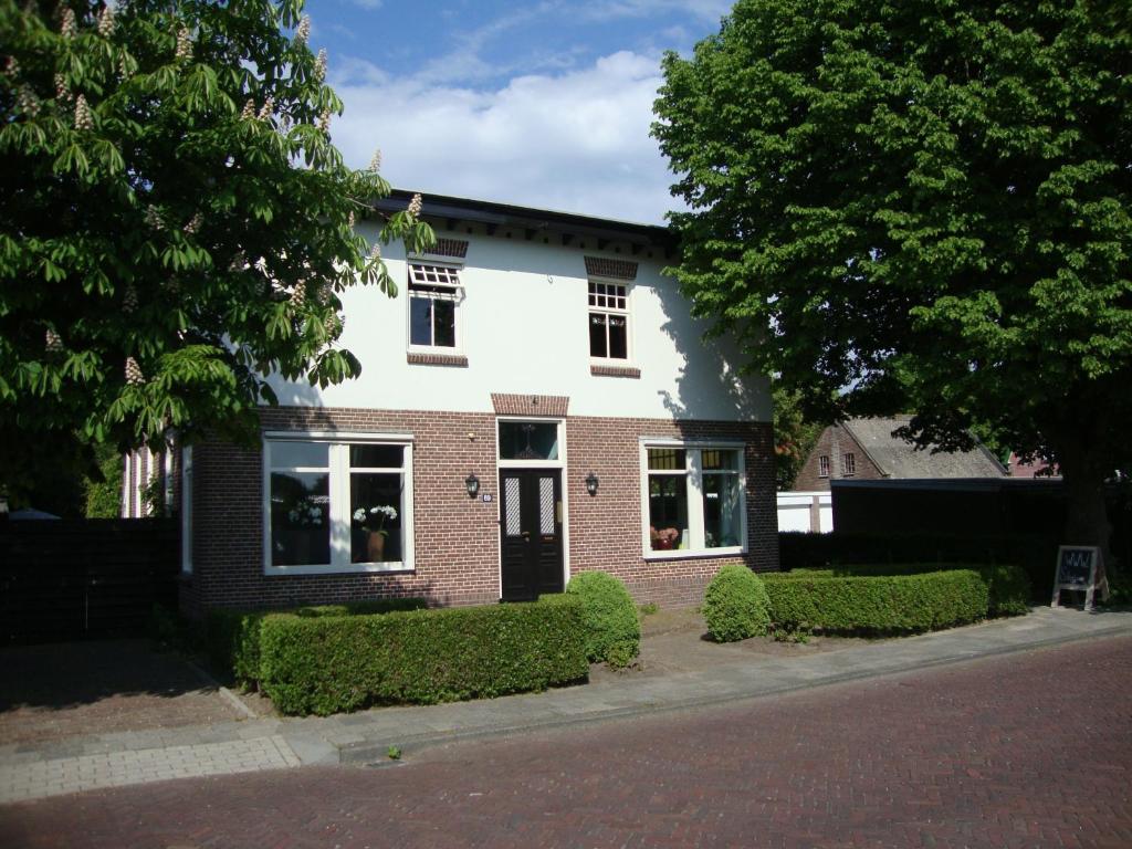 een wit en rood bakstenen huis in een straat bij Logement-B&B Safier in Joure