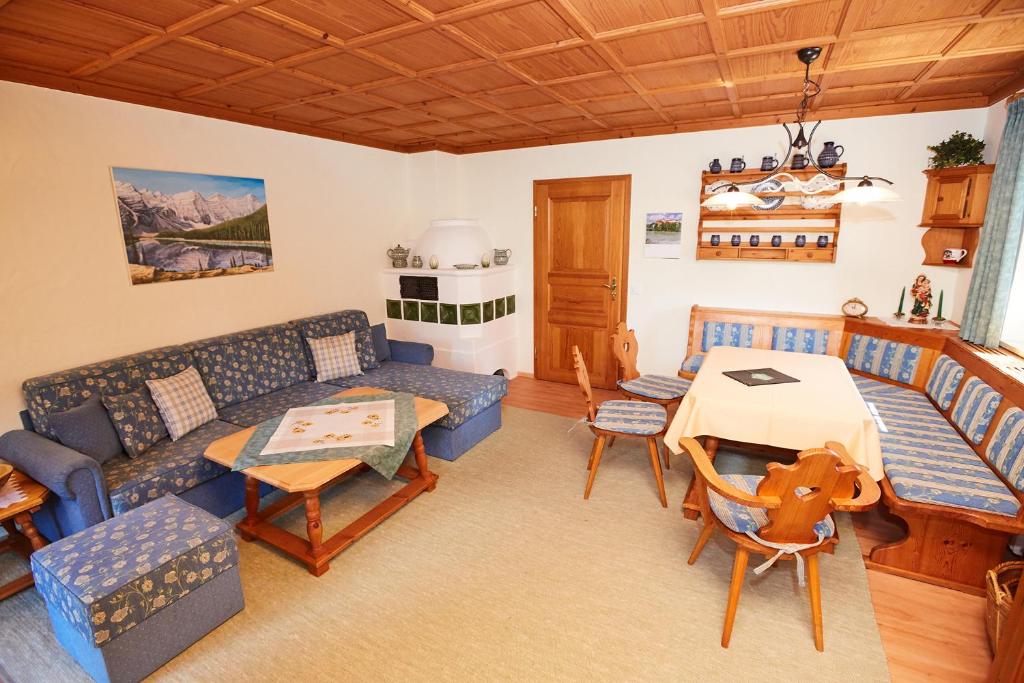 ein Wohnzimmer mit einem Sofa und einem Tisch in der Unterkunft Ferienwohnung Decker in Oberstdorf