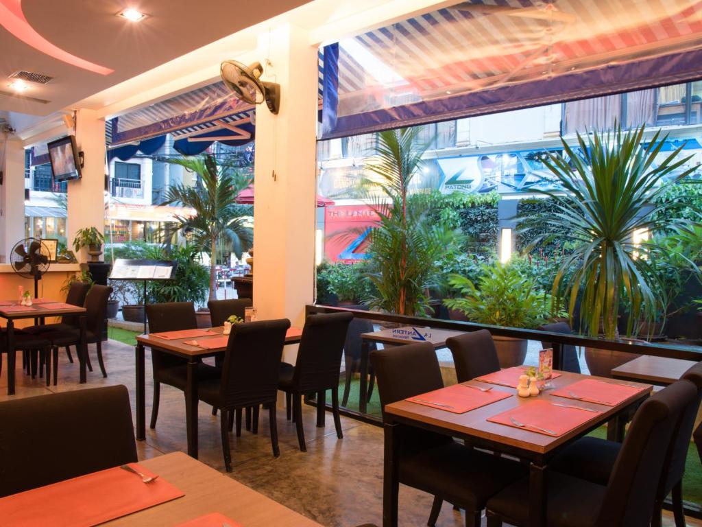 Restaurace v ubytování The Lantern Resorts Patong - SHA Extra Plus