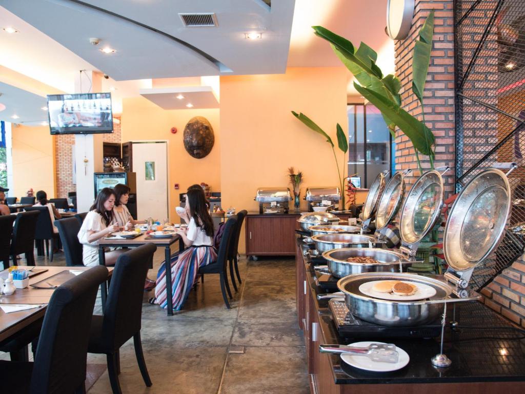 Restaurace v ubytování The Lantern Resorts Patong - SHA Extra Plus