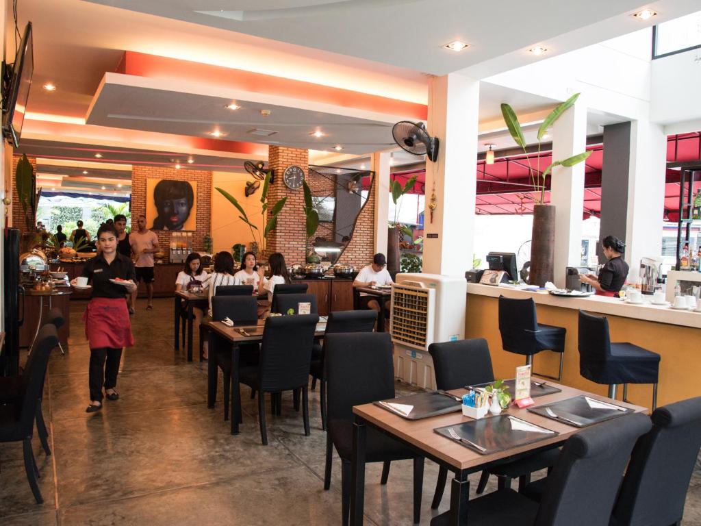 Restaurace v ubytování The Lantern Resorts Patong - SHA Extra Plus