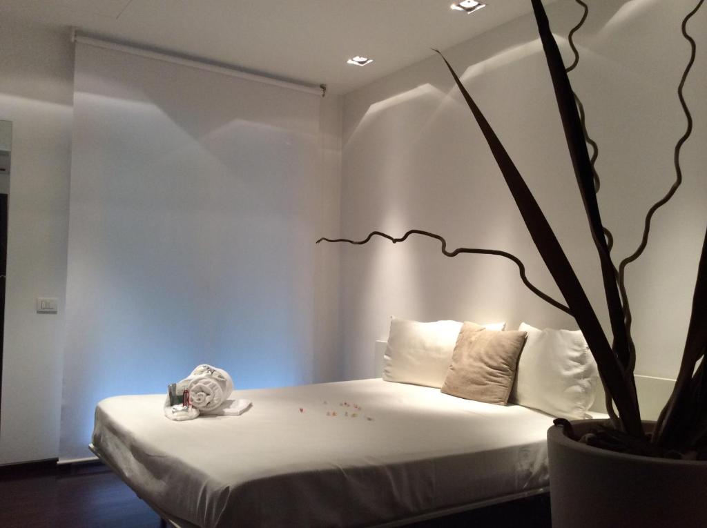 sypialnia z łóżkiem z czarno-białą ścianą w obiekcie 15.92 Hotel w mieście Cazzago di Pianiga