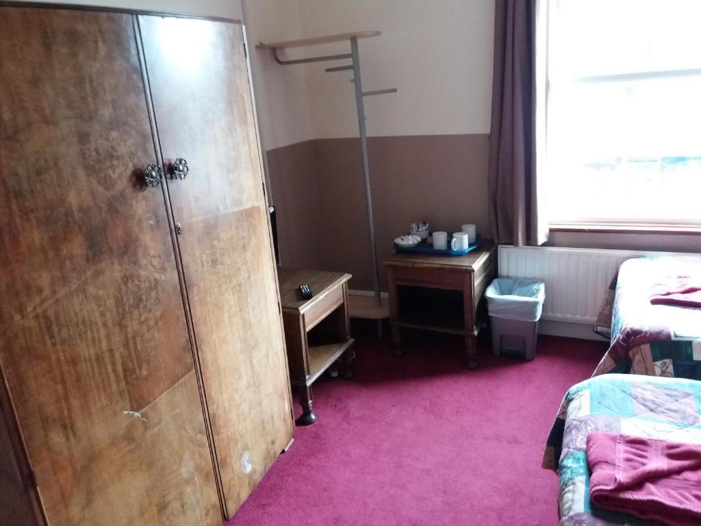The Crouch Oak - Basic Triple Room With Shared Bathroom