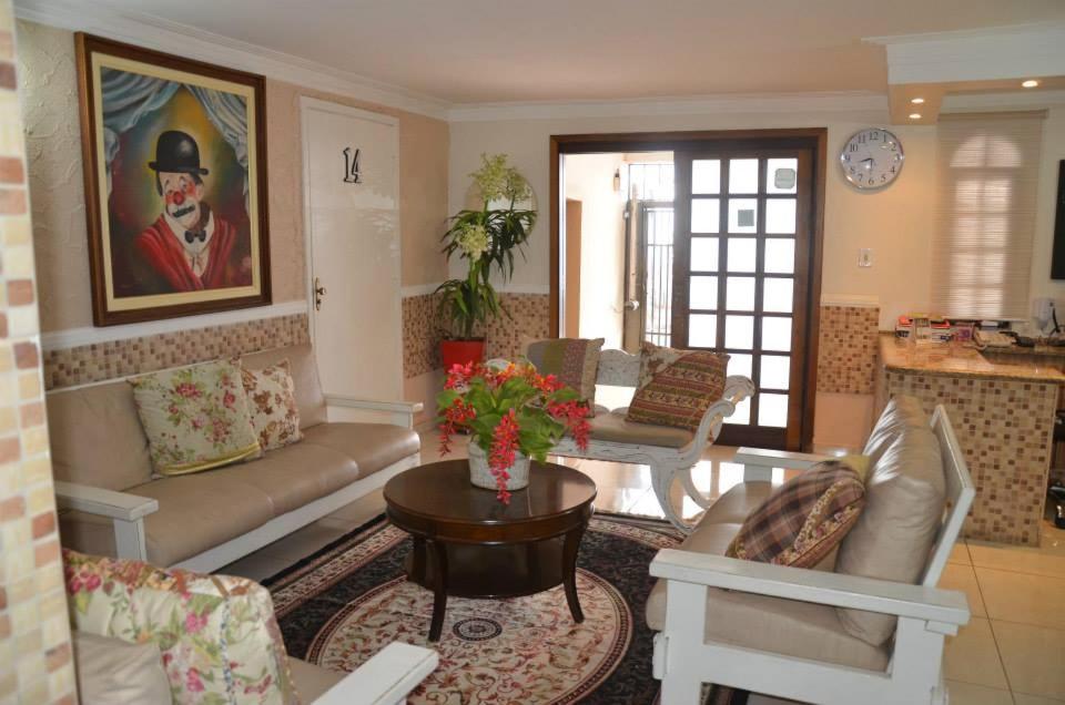 巴烏魯的住宿－Telma Hotel，客厅配有沙发和桌子
