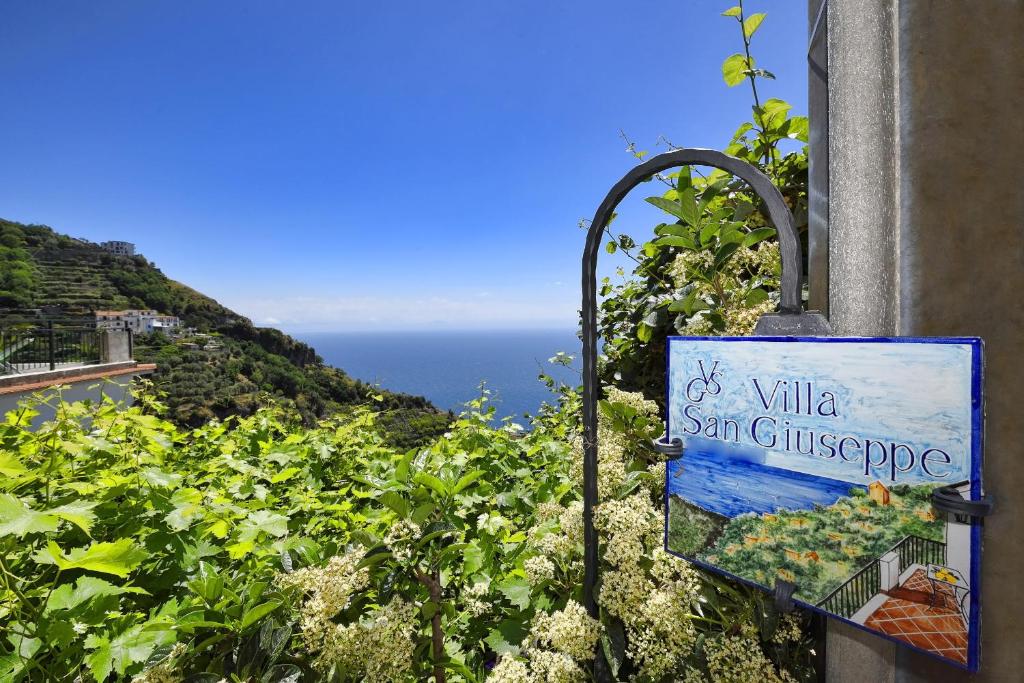 Ein Schild, das Villa San Cruzride auf einem Hügel liest in der Unterkunft Villa San Giuseppe in Furore