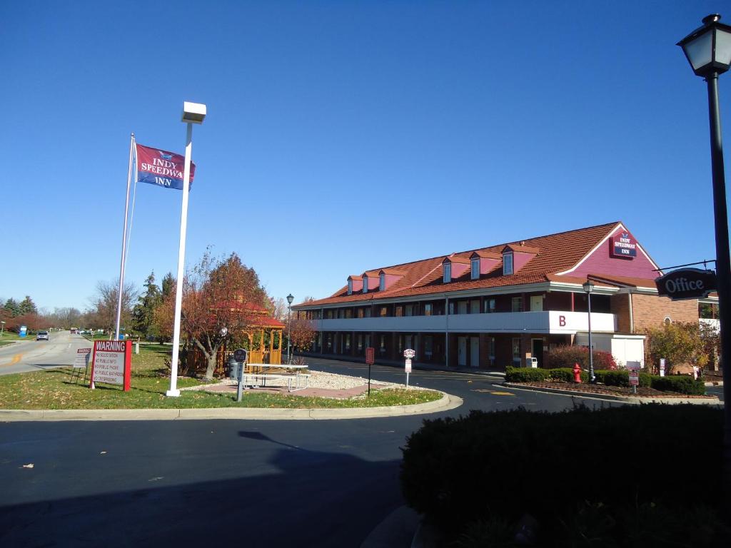 un edificio con una bandera frente a una calle en Indy Speedway Inn, en Indianápolis