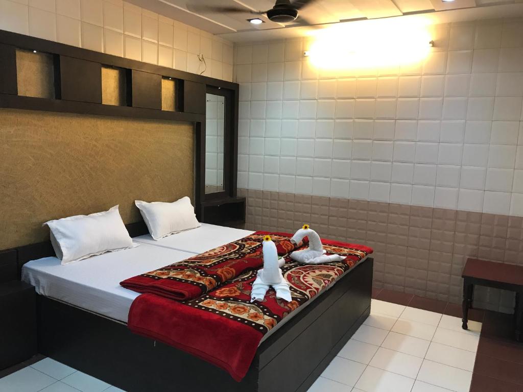 Postel nebo postele na pokoji v ubytování Hotel Sheela, 100m from Taj Mahal