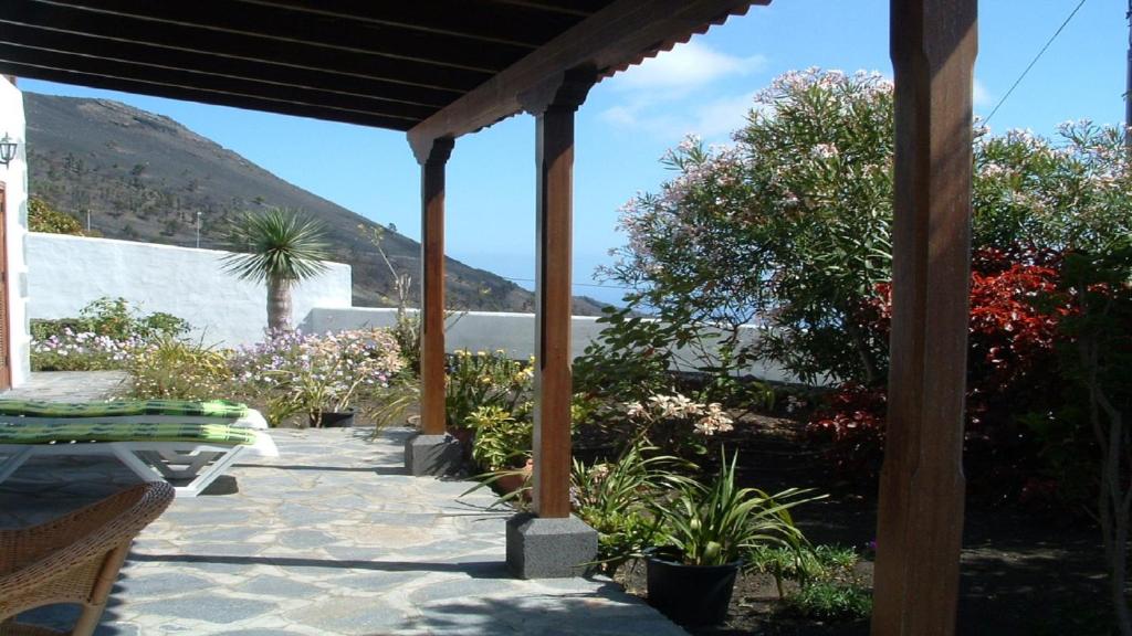 a patio with a table and a view of the ocean at Casa Los Viñedos B in Fuencaliente de la Palma