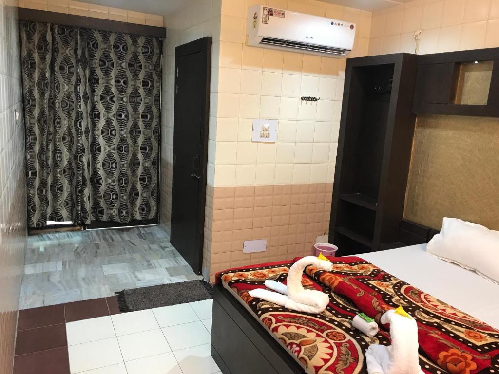 Postel nebo postele na pokoji v ubytování Hotel Sheela, 100m from Taj Mahal