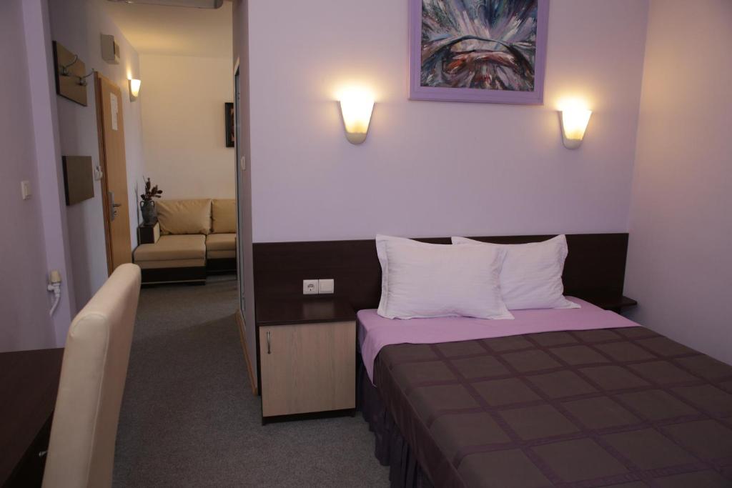 Postel nebo postele na pokoji v ubytování Family Hotel Avramov