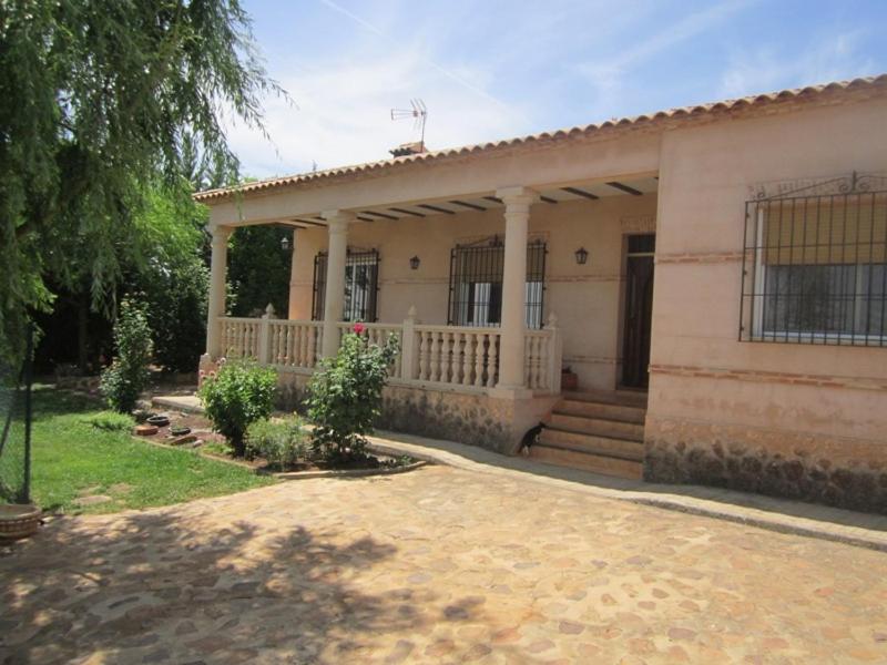 Una casa grande con porche y escalones. en Casa Rural Las Duronas, en Almagro