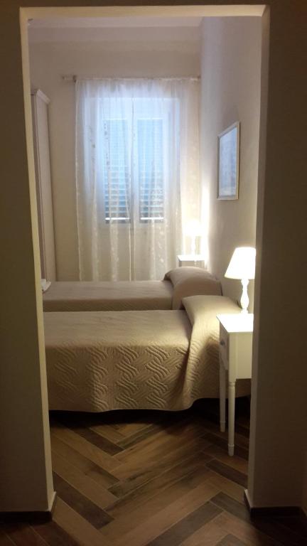 フィレンツェにあるB＆B イル タベルナーコロのベッドルーム(ベッド1台、窓付)