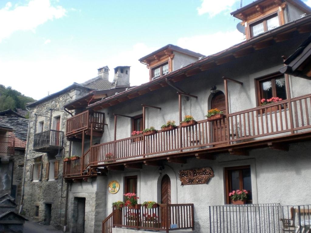 un edificio con balcones en un lateral en Maison Sam' Suffy, en Challand Saint Victor