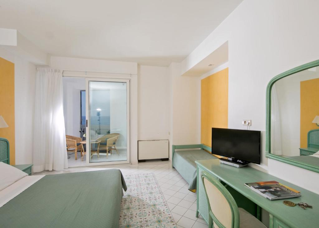 Hotel Club Due Torri - Habitación Triple Con Balcón Y Vistas Al Mar
