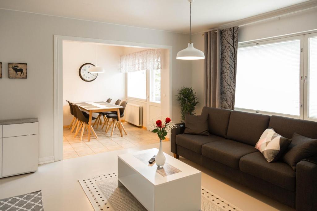 un soggiorno con divano e tavolo di Apartment City-Pekka a Rovaniemi