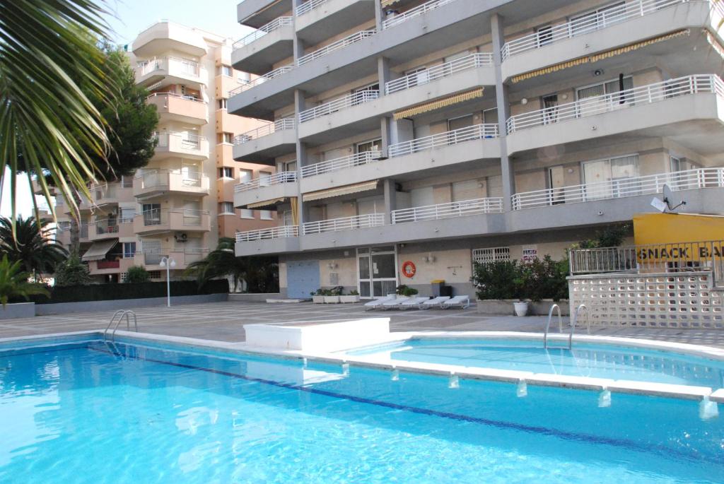 een zwembad voor een appartementencomplex bij Apartamentos Zahara Palmyra in Salou