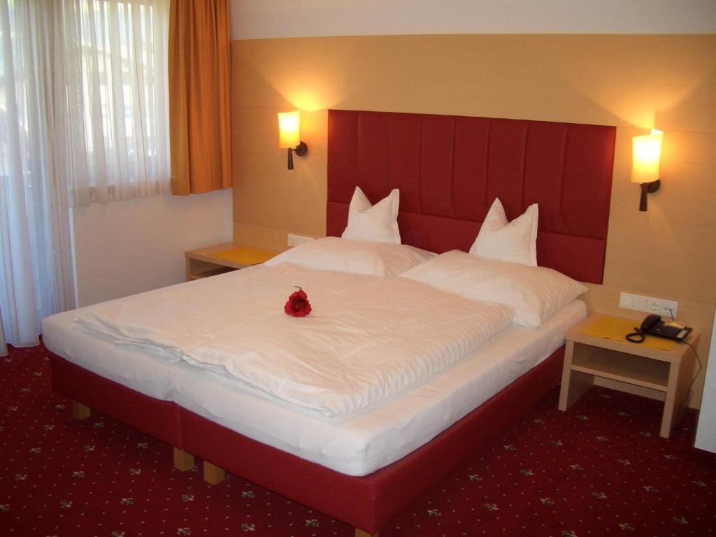 Postel nebo postele na pokoji v ubytování Hotel Gasthof Jäger Zillertal