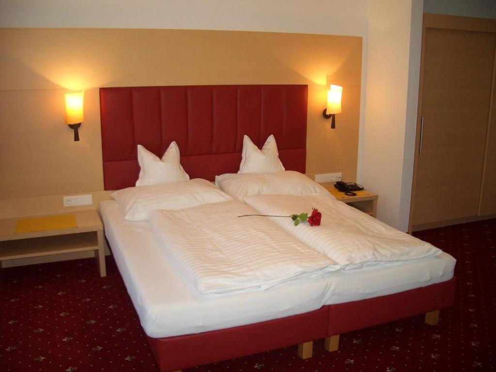 Postel nebo postele na pokoji v ubytování Hotel Gasthof Jäger Zillertal