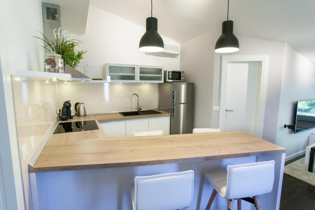 Kuchyňa alebo kuchynka v ubytovaní Apartman Anita