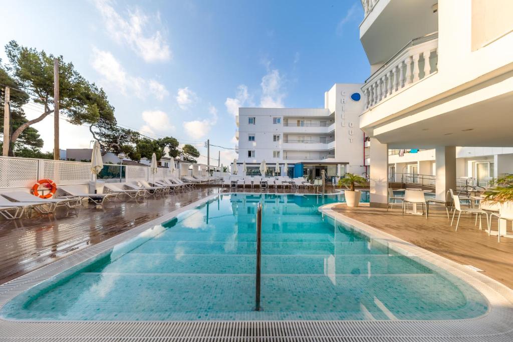 basen w środku budynku w obiekcie Welikehotel Triton Beach w Cala Ratjada
