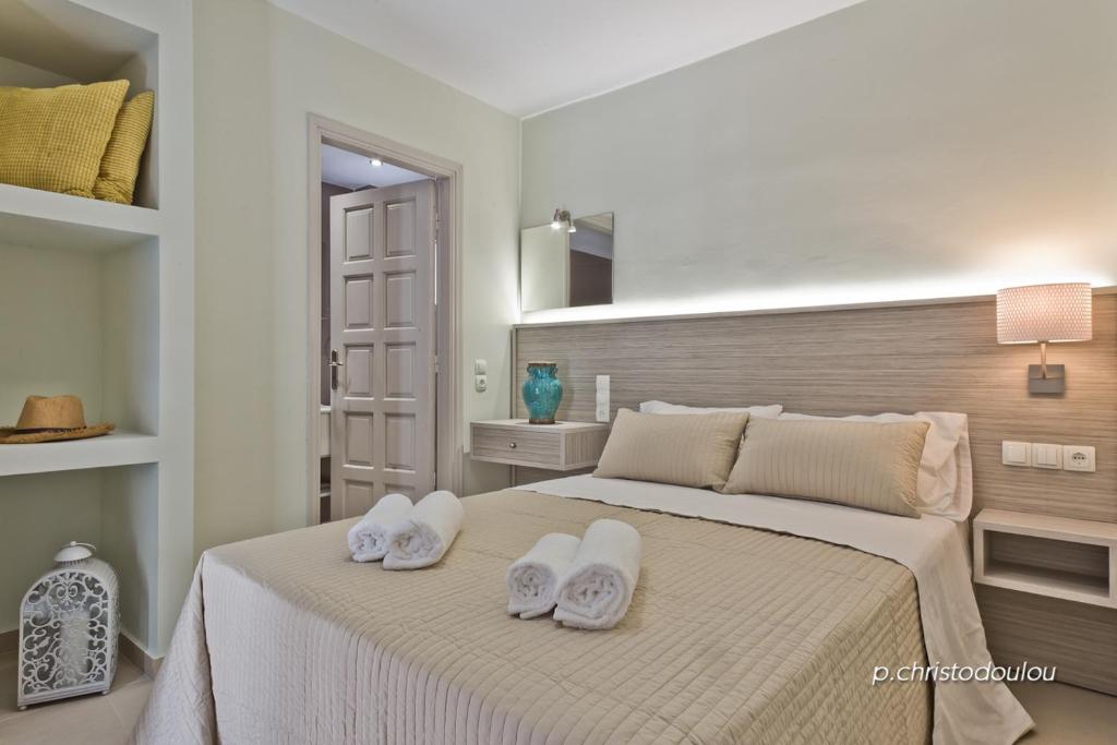 Postel nebo postele na pokoji v ubytování Nereus Luxurious Suites