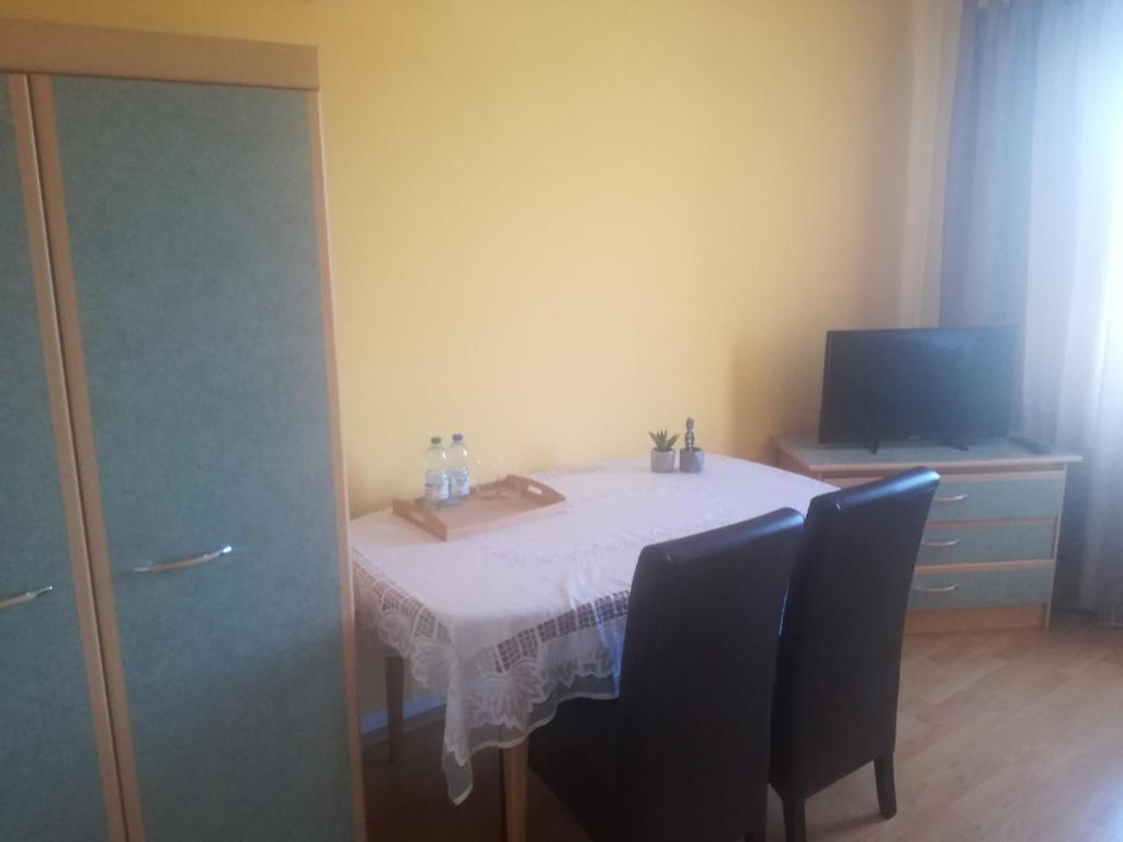 Televízia a/alebo spoločenská miestnosť v ubytovaní Restauracja - Hotel Nova