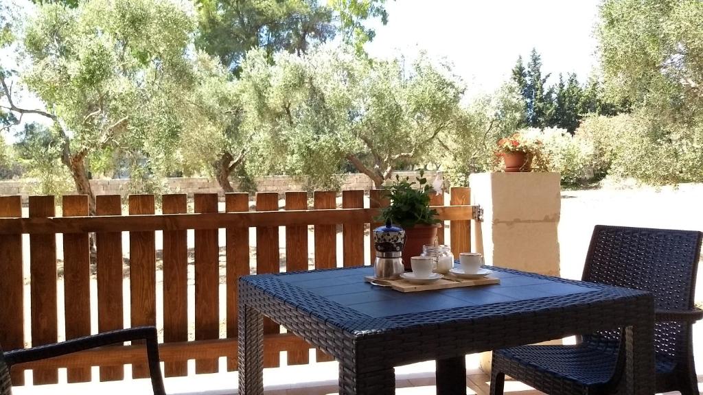 einen blauen Tisch und Stühle auf einer Terrasse in der Unterkunft Agriturismo Le Scerze in Borgagne