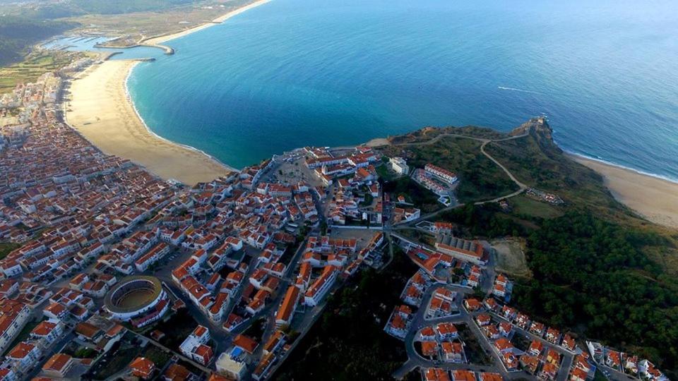 una vista aérea de una ciudad junto al océano en Casa Bem, en Nazaré