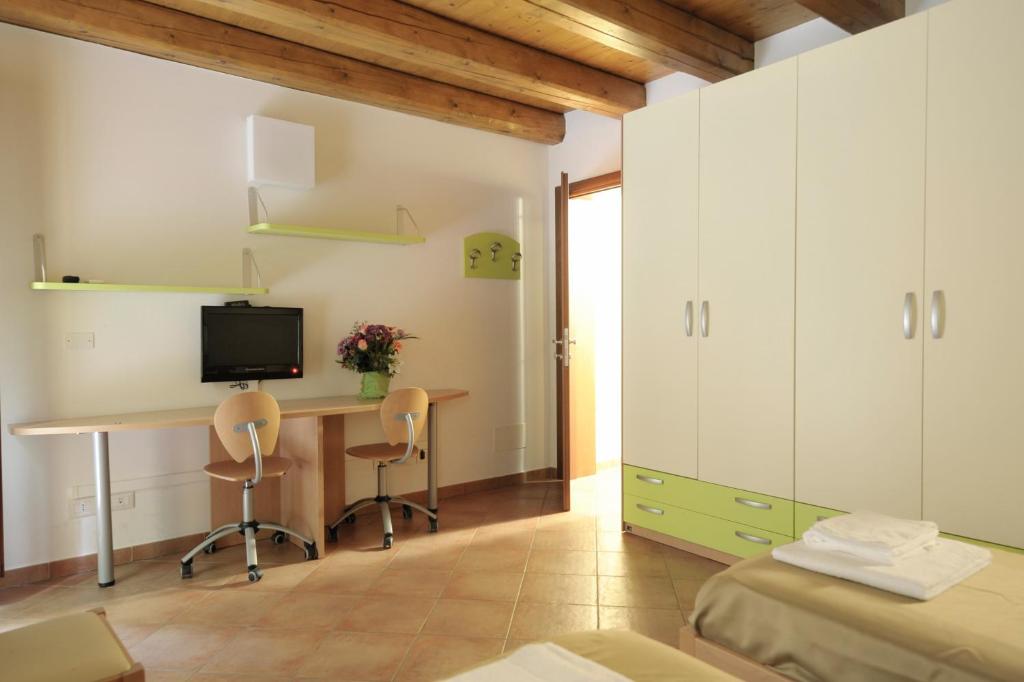 A television and/or entertainment centre at Residence Cavazza