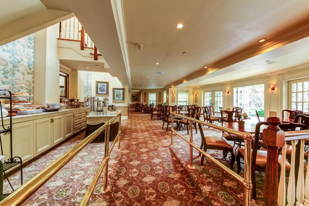 Posezení v ubytování The Olde Mill Inn Basking Ridge