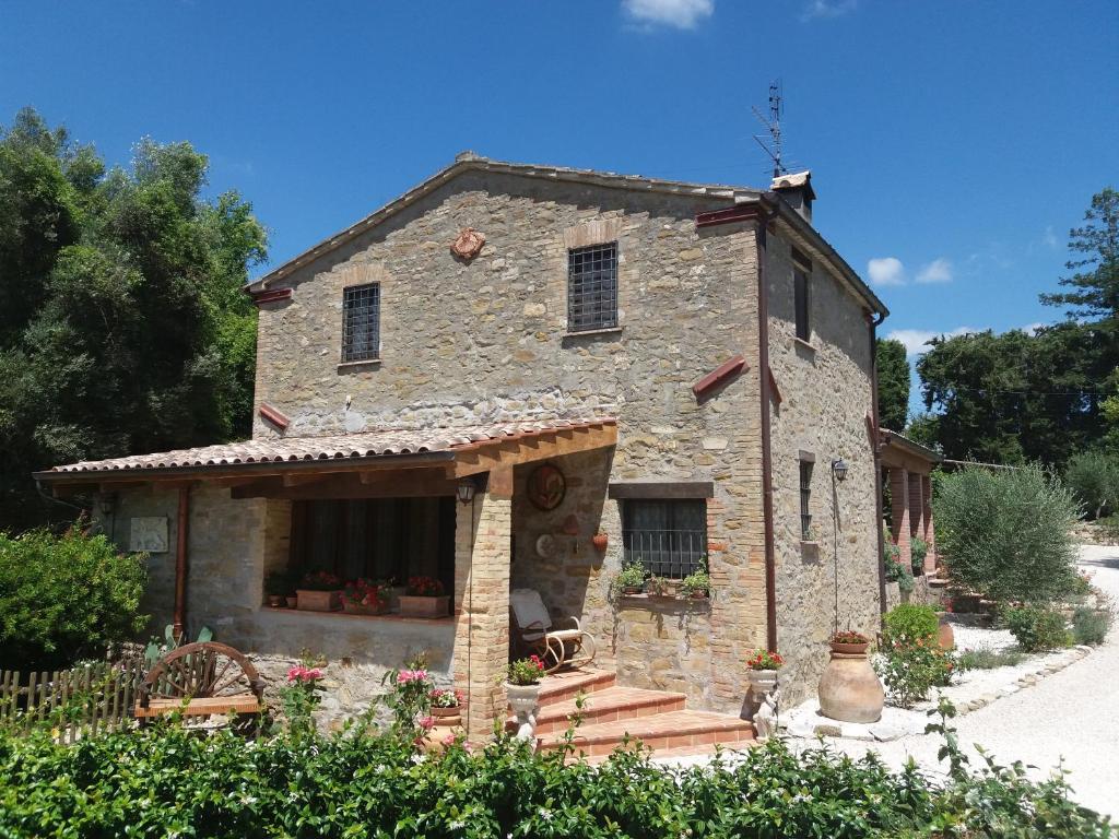 Cette ancienne maison en pierre dispose d'une terrasse couverte. dans l'établissement Casale San Marco B&B, à Piccione